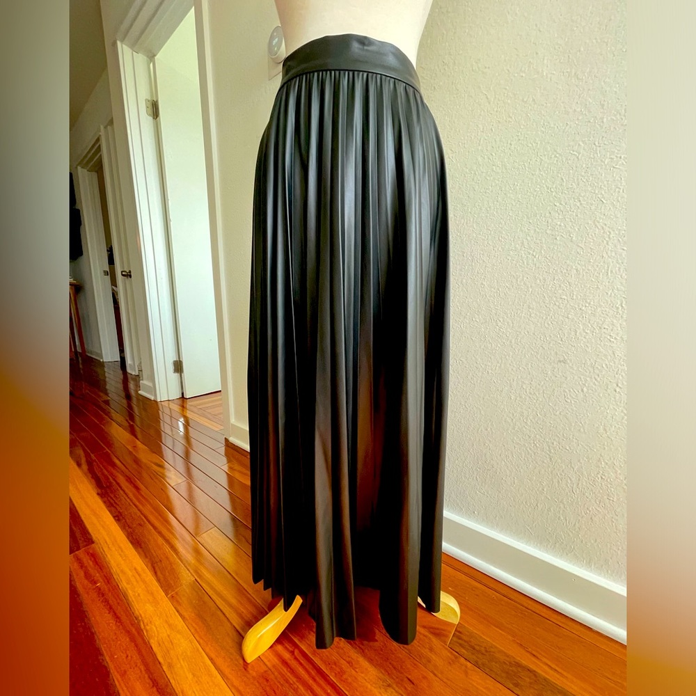 Zara faux leather pleated maxi skirt. Worn once! Size M.